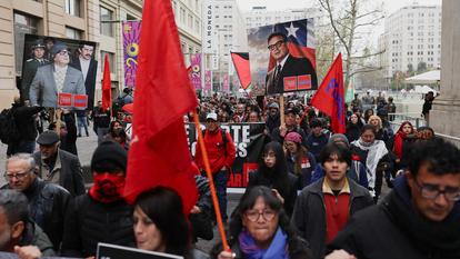 Les gens participent à une manifestation pour le 53e anniversaire du coup d’État militaire chilien de 1973, à Santiago, au Chili, le 11 septembre 2026.