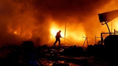 Un pompier sur le site d’une entreprise privée touchée par des frappes de missiles et de drones russes, à Kiev (Ukraine), le 8 septembre 2026.