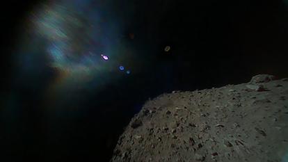 Une partie de la surface de l’astéroïde Ryugu après la séparation de deux rovers de la sonde Hayabusa2 .