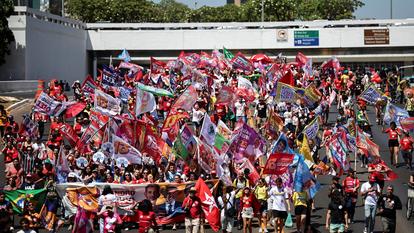 Des personnes manifestent en faveur de la réélection du président Luiz Inácio Lula da Silva à Brasilia, au Brésil, le 13 septembre 2026.