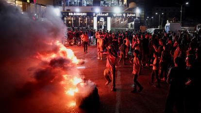 Des manifestants brûlent des pneus et bloquent la route pour protester contre la hausse des prix du carburant, en Syrie, le 13 septembre 2026.