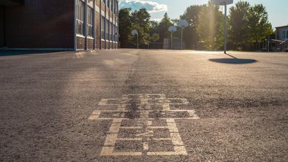 Depuis le 30 juillet dernier, le Code de l’éducation prévoit qu’un élève de primaire, collège ou lycée dont un parent «compromet gravement» le «fonctionnement normal» de l’établissement peut être contraint d’en changer.