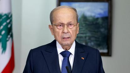 Une photo fournie par l’agence photographique libanaise Dalati et Nohra montre le président libanais Michel Aoun prononçant un discours télévisé à Baabda, à l’est de la capitale Beyrouth, le 13 octobre 2022.