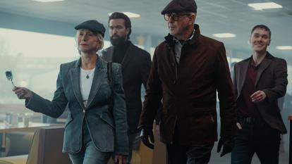 Le couple Maeve et Conrad Harrigan (Helen Mirren et Pierce Brosnan au centre), « en mode Bonnie et Clyde ».