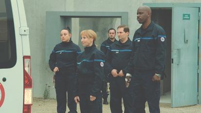 Au premier plan Eva Huault, Audrey Lamy, Benjamin Tranié et Jean-Pascal Zadi dans Surveillant ! sur Disney+.