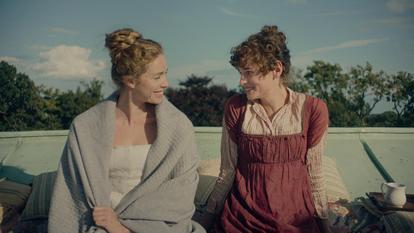 Emma Corrin et Freya Mavor campent les complices sœurs Elizabeth et Jane Bennet.