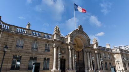 Le fonctionnaire, qui présente une trace rouge au niveau du cou, a été reçu au service d’unité médico-judiciaire après avoir déposé plainte.
