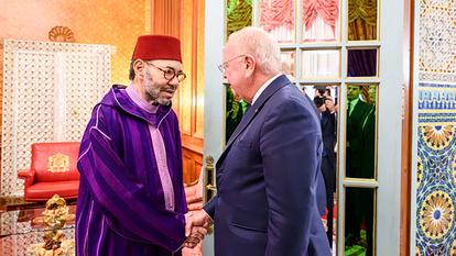 Le roi du Maroc Mohammed VI avec le président du Conseil d’administration de Safran Ross McInness.