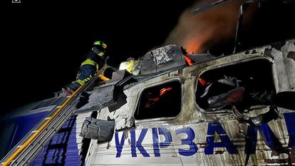 Photo datant du 15 septembre 2026 montrant des pompiers en train d’éteindre un incendie dans la locomotive d’un train après qu’elle a été prise pour cible par un drone russe dans la région de Volyn.