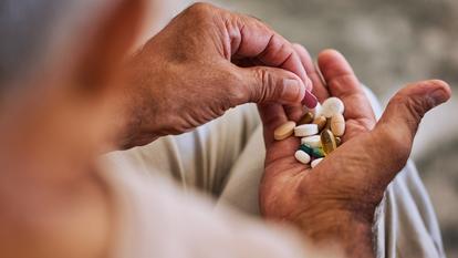 Une étude publiée dans la revue BMJ invite les médecins et les patients à mieux tenir compte du risque de surmédication chez les personnes âgées.