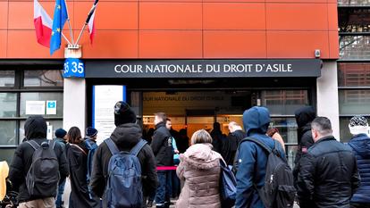 Des demandeurs font la queue devant la Cour nationale du droit d’asile, à Paris, en 2023.
