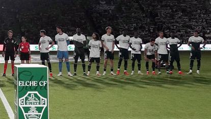 Les joueurs du Real Madrid portent des t-shirts en soutien à la population de Ceuta avant le match de championnat d’Espagne de football opposant Elche au Real Madrid, le 15 septembre 2026.