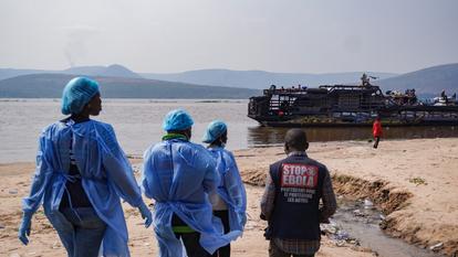 Des contrôles Ebola sont réalisés dans le port de Bende Bende, le long du fleuve Congo, en RDC.