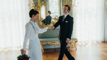 Alicia von Rittberg et Edvin Endre campent de jeunes Silvia Sommerlath et Carl Gustaf dans la série Queen Silvia.