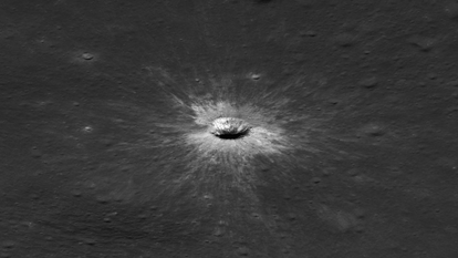 Vu latérale du cratère prise LRO.