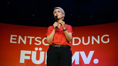 Manuela Schwesig (ici lors d’un « dialogue citoyen » à Rostock le 14 septembre) est désormais créditée de 37 % dans les sondages, contre 36 % pour Leif-Erik Holm, le candidat de l’AfD.