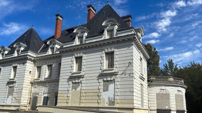 Le domaine de Bellefontaine compte 9 hectares de terrain et quatre bâtiments annexes.
