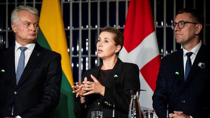 La première ministre du Danemark Mette Frederiksen, entouré du président de la Lituanie Gitanas Nauseda et du premier ministre de l’Estonie, Kristen Michal, à Rovaniemi, le 14 septembre 2026.