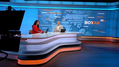 Micha et Maria ont tous les deux fui la Russie. Ils presentent la matinale de Vot Tak en direct
