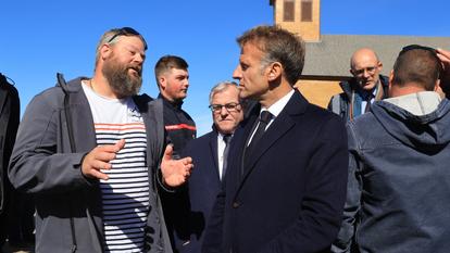 Le président français Emmanuel Macron avec un pêcheur local à Miquelon, sur l’archipel de Saint-Pierre-et-Miquelon, le 20 septembre 2026.