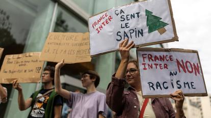 Près de 150 personnes se sont rassemblées devant les locaux de Radio France pour dénoncer l’arrivée de Charles Sapin, directeur-adjoint du magazine Valeurs Actuelles, sur les ondes de France Inter, le 13 septembre 2026.