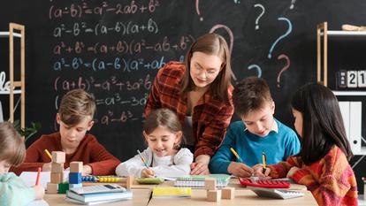 C’est en Cours Préparatoire (CP), dès l’entrée dans les apprentissages formels, que les premières disparités en mathématiques se manifestent.
