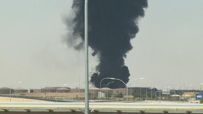 Une grande colonne de fumée noire s’élève de la zone de stockage de carburant à l’aéroport international King Khalid, à Riyad, Arabie Saoudite, le 19 septembre 2026.