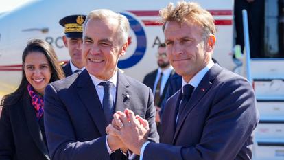 Le premier ministre canadien, Mark Carney, et Emmanuel Macron à Saint-Pierre-et-Miquelon, dimanche.