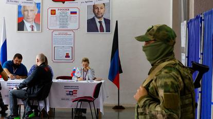 Dans un bureau de vote, lors du dernier jour des élections législatives russes, à Donetsk, ville ukrainienne sous contrôle russe, dimanche.