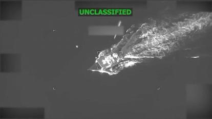 Un projectile s’approche d’un navire, que l’armée américaine allègue être impliqué dans le trafic de drogue, dans les Caraïbes, le 19 septembre 2026.