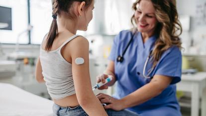 Le consensus international propose trois fenêtres pour dépister le diabète de type 1 dès l’enfance.