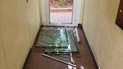 La porte-fenêtre d’un immeuble voisin a été fracturée par des fêtards.