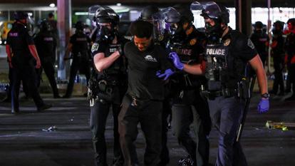 Des policiers appréhendent un homme lors d’une manifestation après qu’un agent de l’ICE a tiré et blessé un homme, à Austin, le 20 septembre 2026.