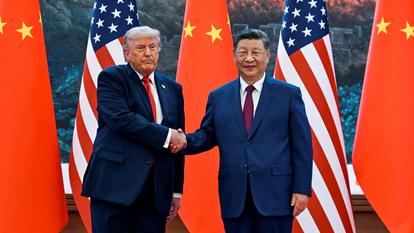 Le président américain Donald Trump salue le président de la République populaire de Chine Xi Jinping le 14 mai 2026, à Pékin, en Chine.