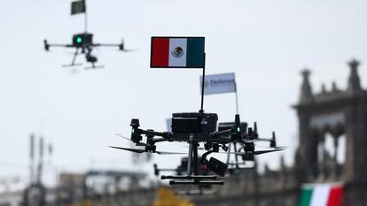Un drone vole avec un drapeau mexicain attaché pendant un défilé militaire du Jour de l’Indépendance organisé par la présidente mexicaine Claudia Sheinbaum, à Mexico, Mexique, le 16 septembre 2026. (Image d’illustration)