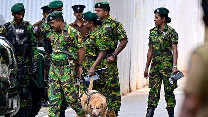 Des membres de la Force spéciale (STF) du Sri Lanka montent la garde lors du prononcé du verdict dans le procès des accusés impliqués dans les attentats du dimanche de Pâques 2019, devant la Haute Cour de Colombo, le 22 septembre 2026.