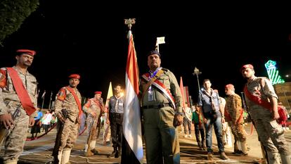 Des agents de sécurité montent la garde lors d’une cérémonie organisée par les autorités houthistes pour marquer le 12e anniversaire de la prise de la capitale yéménite, à Sanaa, le 20 septembre 2026.