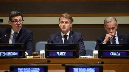 Emmanuel Macron (au centre) entouré du premier ministre britannique Andy Burnham (à gauche) et du premier ministre canadien Mark Carney (à droite), à New York, le 22 septembre 2026.