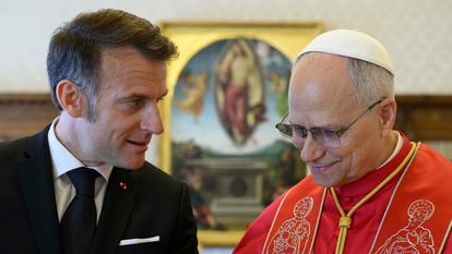 Cette photo, prise et diffusée le 10 avril 2026 par Vatican Media, montre le pape Léon XIV lors d’une audience privée avec le président français Emmanuel Macron au Vatican.