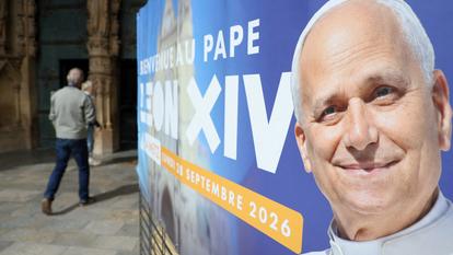Une bannière accueillant Léon XIV devant la cathédrale de Metz, où le pape doit célébrer la messe lundi prochain.