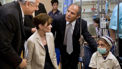Sidney Ohana (3e en partant de la gauche) lors d’une visite à l’hôpital le 24 juin 2008. (Photo d’illustration)