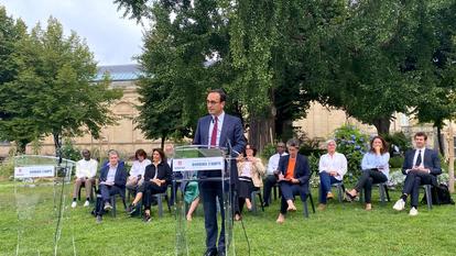 Le maire Thomas Cazenave et son équipe, dans les jardins de la mairie de Bordeaux (photo d’illustration).
