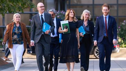 Six ministres sont venus présenter les nouvelles aides. Roland Lescure (Économie), Serge Papin (Petites et Moyennes Entreprises, Artisanat), Stéphanie Rist (Santé), David Amiel (Comptes publics), Maud Bregeon (Énergie) et Catherine Chabaud (Mer et Pêche).