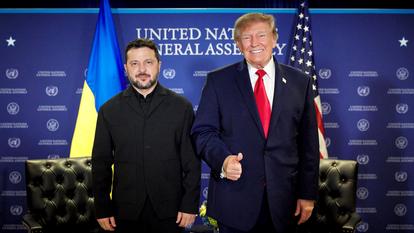 Le président ukrainien Volodymyr Zelensky et le président américain Donald Trump posent pour une photo lors de leur rencontre en marge de la 81e Assemblée générale des Nations unies à New York.