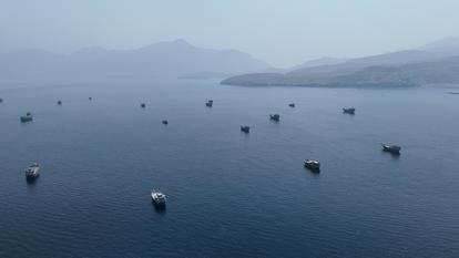 Une vue par drone montre des navires près du détroit d’Ormuz, depuis Musandam, le 28 août 2026.