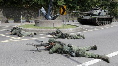 Le 10 août 2026, des soldats taïwanais participent à un exercice, lors des manœuvres militaires annuelles, à Yilan, dans le nord de l’ïle.