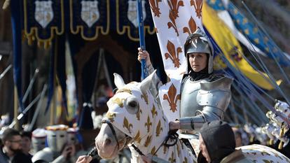 Le 20 mars 2016, le Puy du Fou célébrait en fanfare l’arrivée au parc d’un anneau médiéval présenté comme ayant appartenu à Jeanne d’Arc.