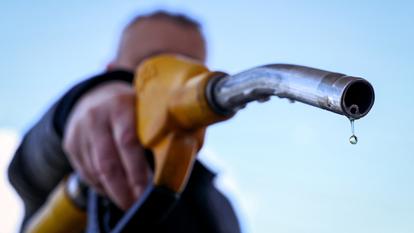 Mardi, le prix du gazole s’établissait à 2,41 euros le litre en moyenne en France, tandis que celui de l’essence caracolait entre 2,17 et 2,27 euros. Des records.