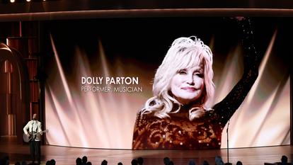 Une image de Dolly Parton pendant le segment In Memoriam aux 78e Emmy Awards de Primetime à Los Angeles, en Californie, le 14 septembre 2026.