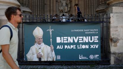 Une affiche du pape Léon devant l’église Saint-Sulpice à Paris en préparation de la visite du souverain pontife en France.